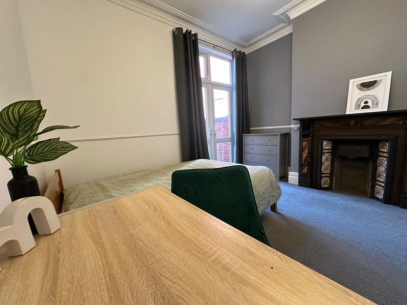6 bedroom, 3 Bathroom - West end student property! - Thumbnail 4